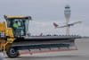 Funcionarios muestran equipos para remover nieve y hielo en el Aeropuerto Internacional Hartsfield-Jackson de Atlanta mientras el área de Atlanta se prepara para una gran tormenta invernal prevista en Atlanta, Georgia, EE. UU., el 23 de enero de 2026. EFE/EPA/ERIK S. LESSER
