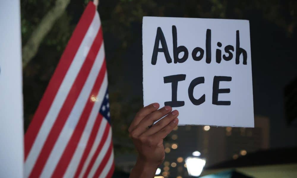 Un hombre sostiene un cartel durante una protesta en rechazo a los operativos del Servicio de Inmigración y Control de Aduanas (ICE). Imagen de archivo. EFE/ Carlos Ramírez