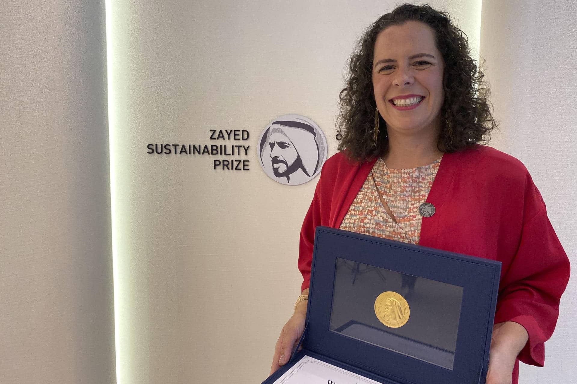 Hace una década, la brasileña Marília Lara comenzó lo que ella llama el 'Shazam' de las fugas hídricas: una empresa que, con sólo analizar el sonido y la vibración, es capaz de detectar fugas de agua y mejorar la eficiencia en su distribución. Ahora, gracias a un premio millonario en Abu Dabi, busca expandirse y llegar a España, entre otros países. EFE/Isaac J. Martín