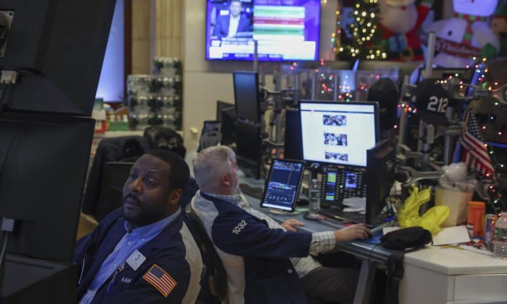 Fotografía de archivo de trabajadores en la Bolsa de Nueva York (EE.UU.). EFE/EPA/SARAH YENESEL