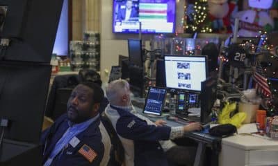 Fotografía de archivo de trabajadores en la Bolsa de Nueva York (EE.UU.). EFE/EPA/SARAH YENESEL
