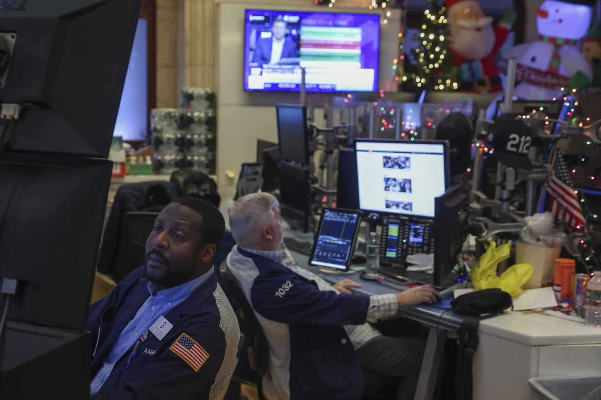 Fotografía de archivo de trabajadores en la Bolsa de Nueva York (EE.UU.). EFE/EPA/SARAH YENESEL