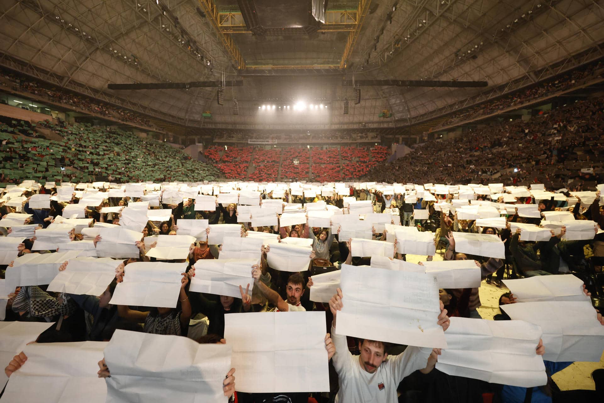 Rosalía, Bad Gyal, Morad, Oques Grasses, Lluís Llach, Fermín Muguruza, Amaia o Yerai Cortés, entre otros artistas, junto a voces palestinas como Zeyne o Lina Makoul, participan este jueves en Barcelona en el Concierto-Manifiesto X Palestina, un evento solidario con el pueblo palestino cuyos beneficios se destinarán a apoyar diferentes espacios culturales en este territorio. EFE/Marta Pérez