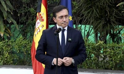 NUEVA DELHI, 21/01/2026.- El ministro de Asuntos Exteriores español, José Manuel Albares, atiende a los medios en Nueva Delhi. Las relaciones comerciales entre España e India, especialmente en materia de defensa, y la alianza estratégica en política global han centrado las reuniones que este miércoles ha mantenido Albares en Nueva Delhi, a donde ha viajado en un momento en el que Europa necesita "nuevos socios". EFE/ Lucía Goñi