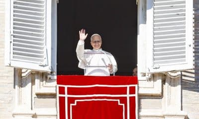 El papa León XIV dirige la oración del Ángelus desde la ventana de su oficina con vista a la Plaza de San Pedro, en la Ciudad del Vaticano, el 11 de enero de 2026. EFE/EPA/FABIO FRUSTACI
", "to": "es" }
