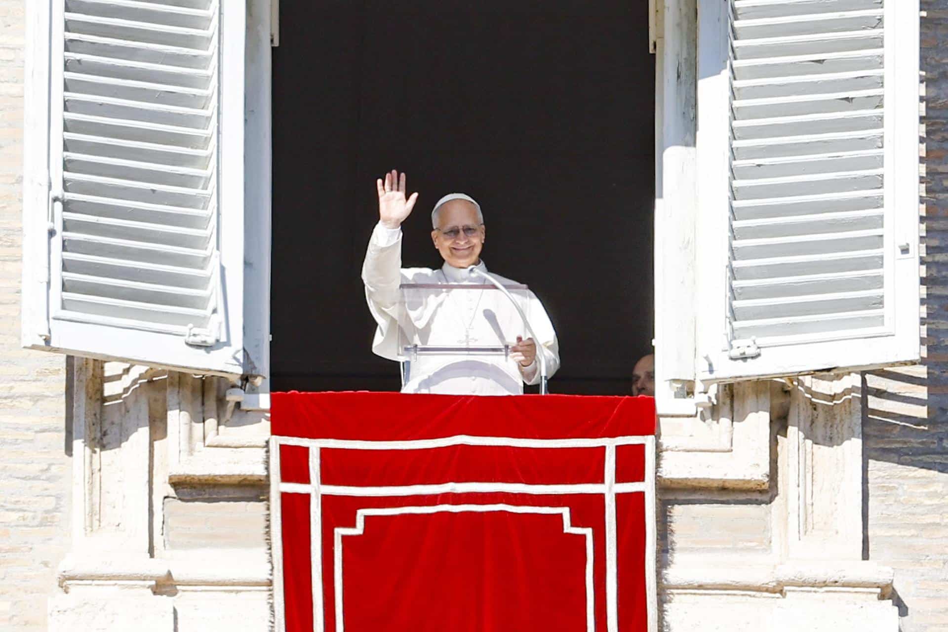 El papa León XIV dirige la oración del Ángelus desde la ventana de su oficina con vista a la Plaza de San Pedro, en la Ciudad del Vaticano, el 11 de enero de 2026. EFE/EPA/FABIO FRUSTACI
", "to": "es" }