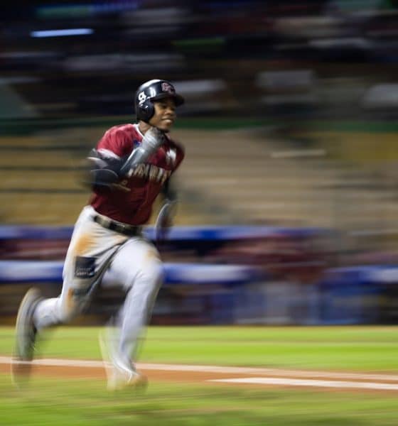 Eddinson Paulino de los Gigantes del Cibao corre en el juego que perdieron ante los Leones del Escogido en el estadio Quisqueya Juan Marichal de Santo Domingo.EFE/ Orlando Barría.