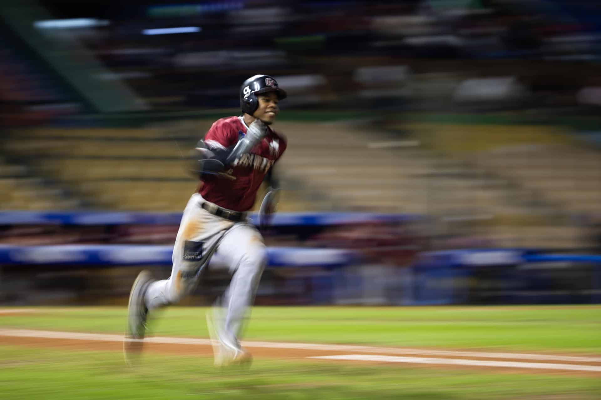 Eddinson Paulino de los Gigantes del Cibao corre en el juego que perdieron ante los Leones del Escogido en el estadio Quisqueya Juan Marichal de Santo Domingo.EFE/ Orlando Barría.