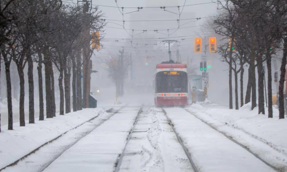 Fotografía que muestra un tranvía durante una nevada este domingo, en Toronto (Canadá). EFE/ Julio César Rivas