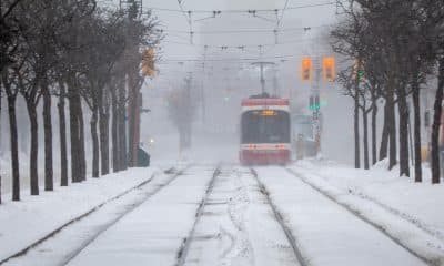 Fotografía que muestra un tranvía durante una nevada este domingo, en Toronto (Canadá). EFE/ Julio César Rivas
