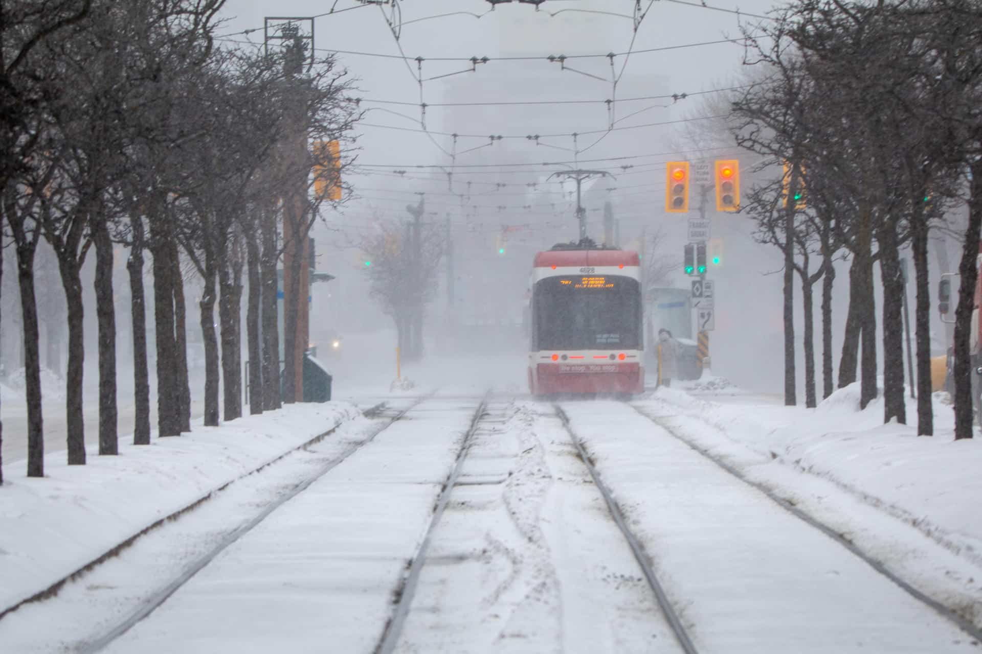 Fotografía que muestra un tranvía durante una nevada este domingo, en Toronto (Canadá). EFE/ Julio César Rivas