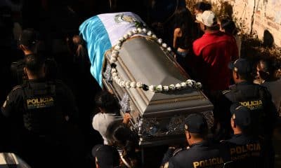 Integrantes de la Policía de Guatemala sostienen el féretro de su compañera Claudia Muñoz Ramos durante su sepelio este martes, en Jutiapa (Guatemala). EFE/ Alex Cruz