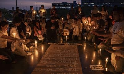Personas participan en una jornada de oración este viernes, en Maracaibo (Venezuela). EFE/ Henry Chirinos