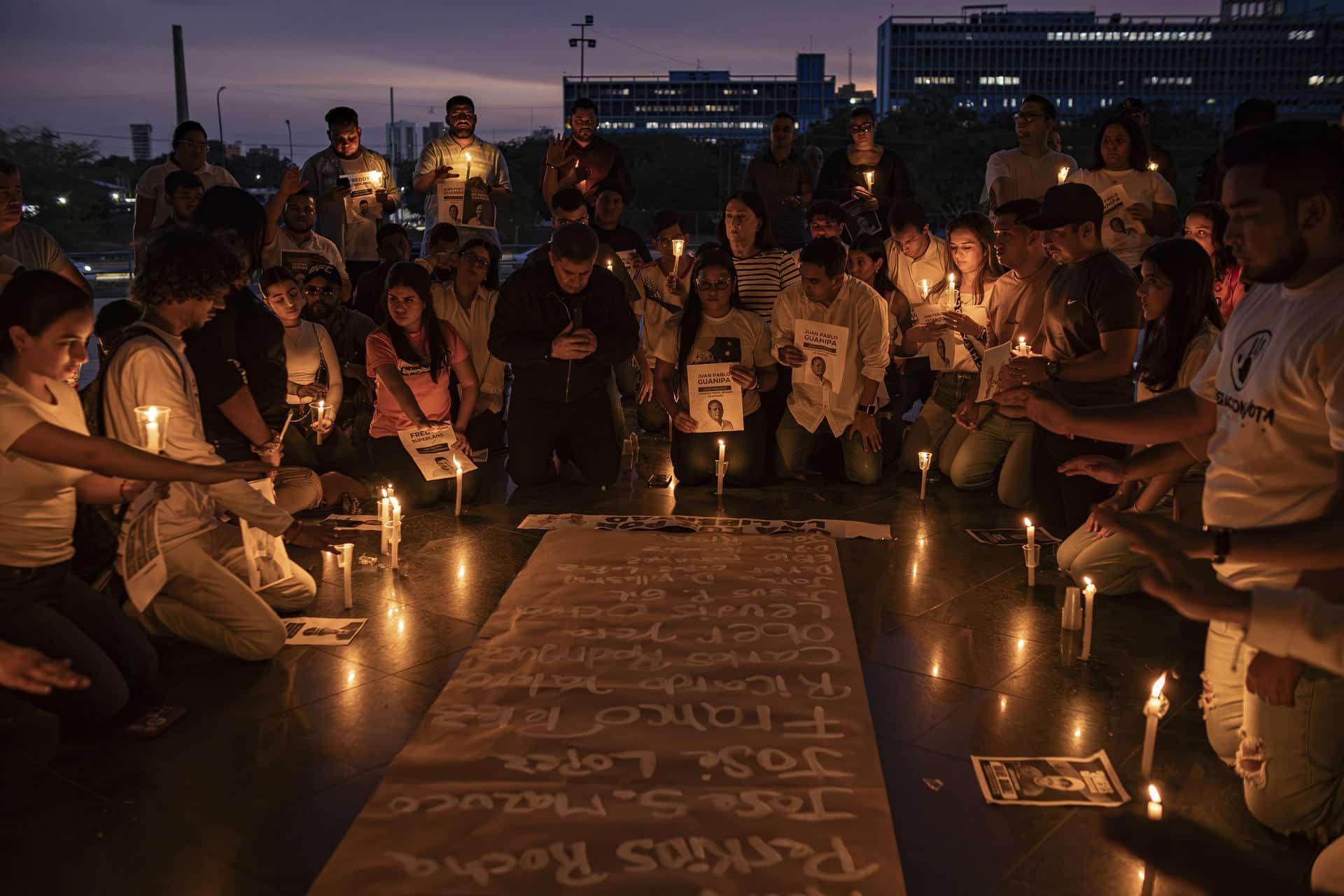 Personas participan en una jornada de oración este viernes, en Maracaibo (Venezuela). EFE/ Henry Chirinos
