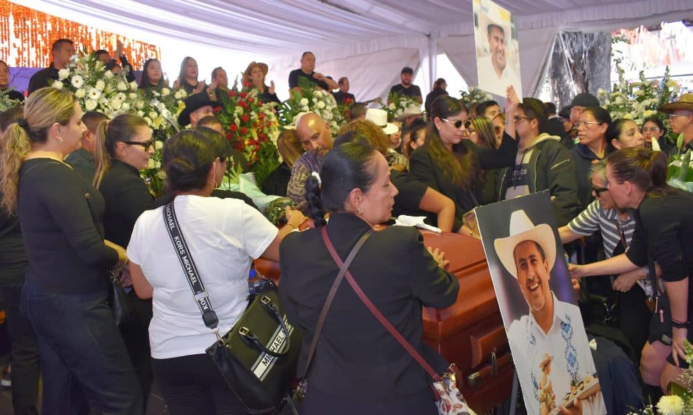 Fotografía de archivo de familiares y amigos en el funeral del alcalde Carlos Manzo, en el municipio de Uruapan, Michoacán (México). EFE/ Marco Antonio Duarte