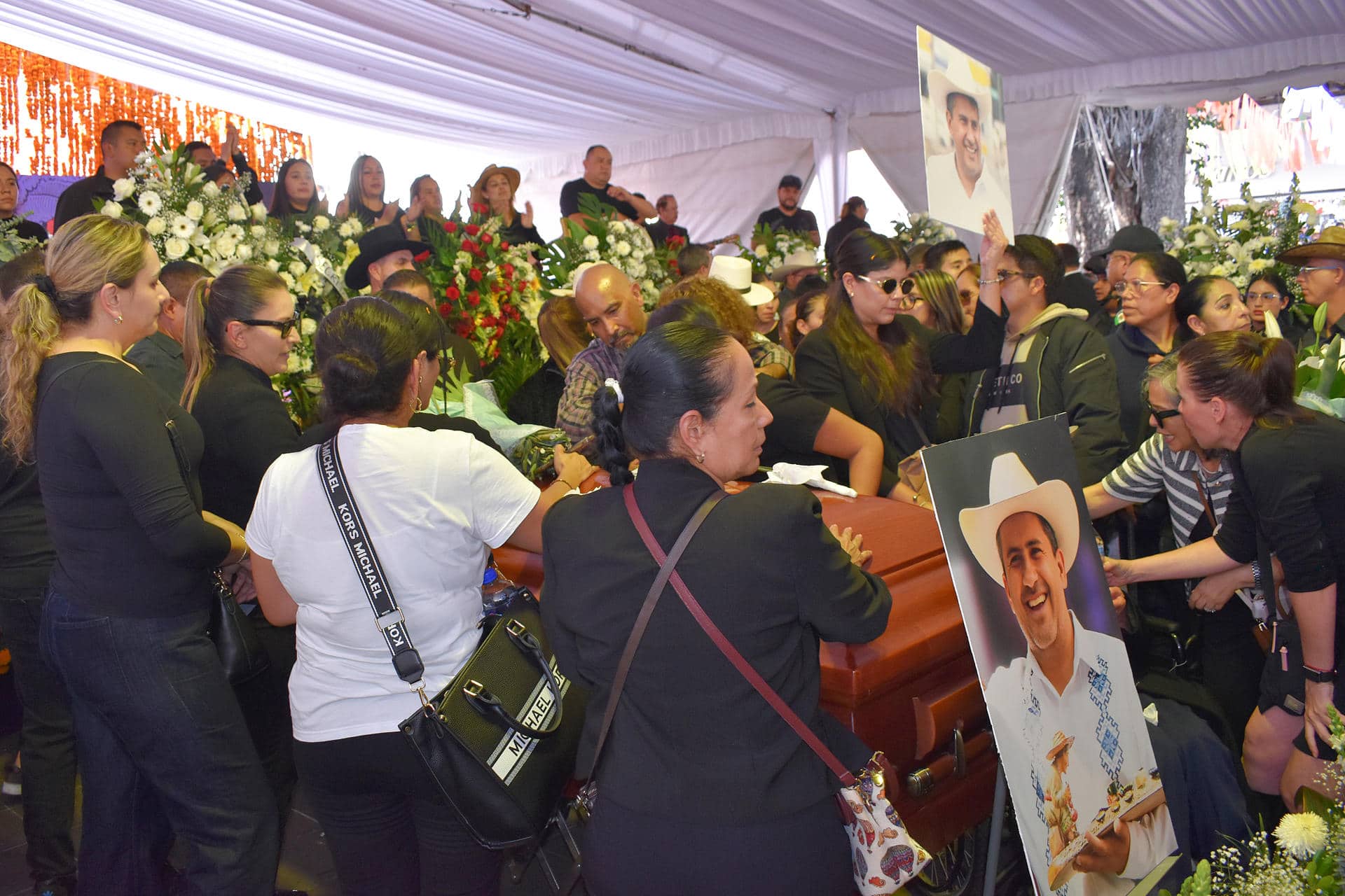 Fotografía de archivo de familiares y amigos en el funeral del alcalde Carlos Manzo, en el municipio de Uruapan, Michoacán (México). EFE/ Marco Antonio Duarte