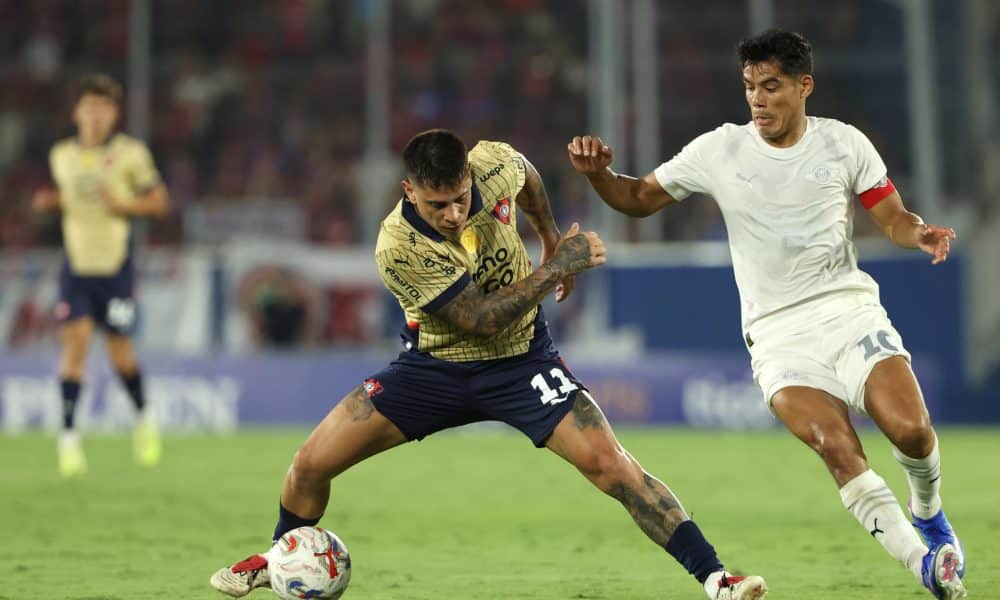Juan Iturbe (i), de Cerro, disputa el balón con Lorenzo Melgarejo, de Libertad, durante un partido de la Primera División de Paraguay entre Cerro Porteño y Libertad en el estadio La Nueva Olla en Asunción (Paraguay). EFE/Juan Pablo Pino