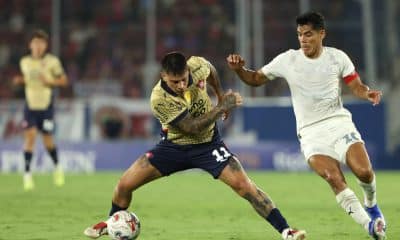 Juan Iturbe (i), de Cerro, disputa el balón con Lorenzo Melgarejo, de Libertad, durante un partido de la Primera División de Paraguay entre Cerro Porteño y Libertad en el estadio La Nueva Olla en Asunción (Paraguay). EFE/Juan Pablo Pino