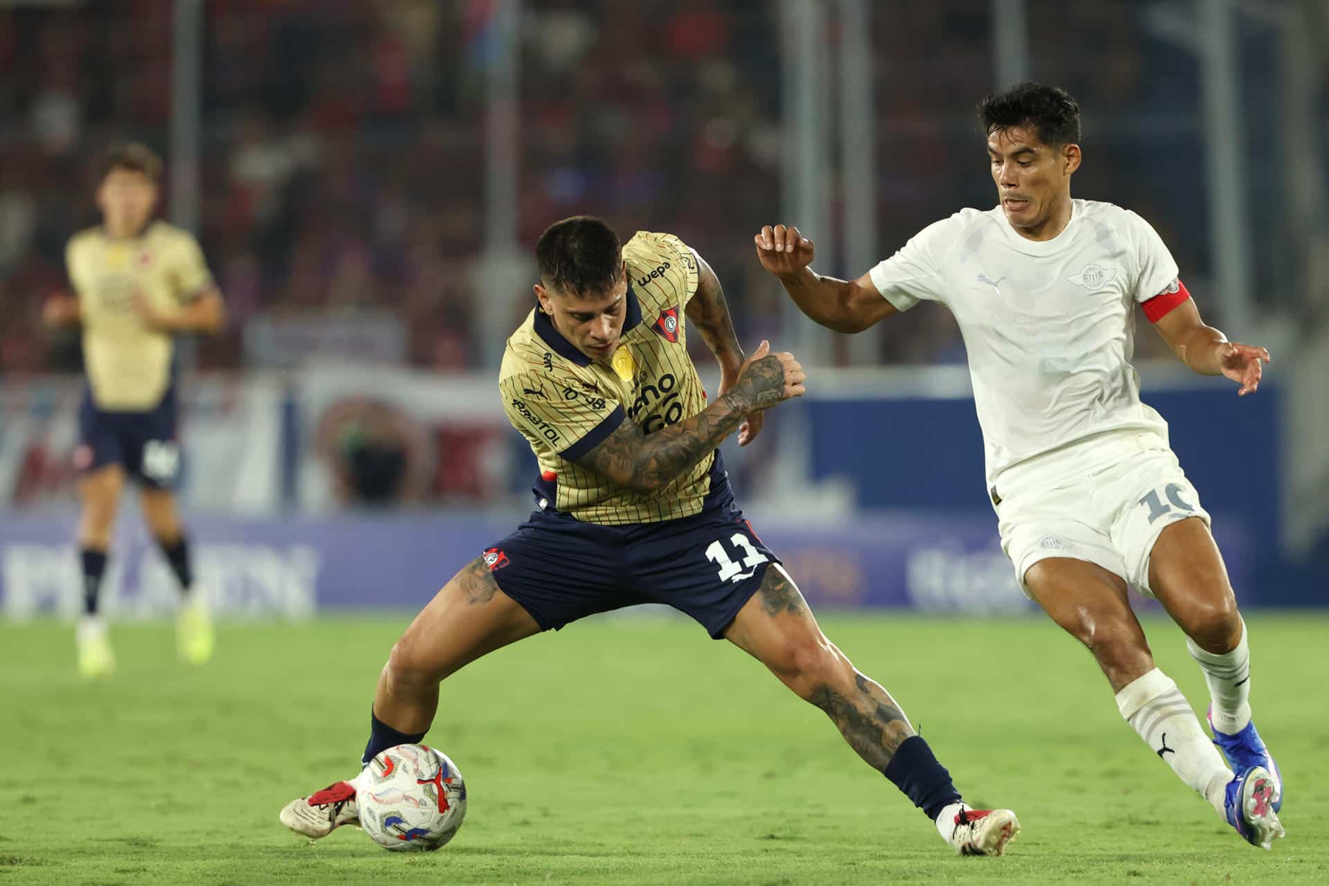 Juan Iturbe (i), de Cerro, disputa el balón con Lorenzo Melgarejo, de Libertad, durante un partido de la Primera División de Paraguay entre Cerro Porteño y Libertad en el estadio La Nueva Olla en Asunción (Paraguay). EFE/Juan Pablo Pino