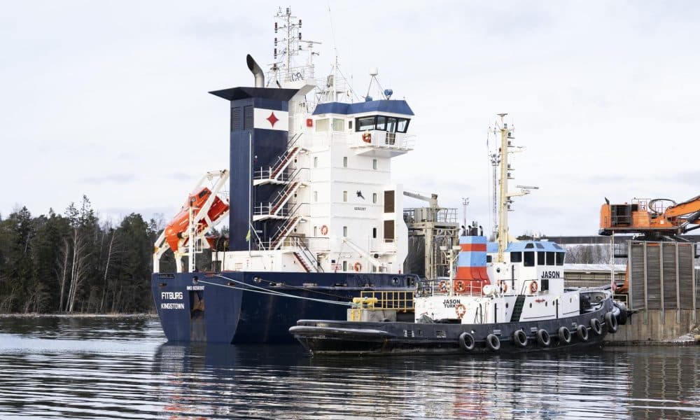 Kirkkonummi (Finlandia), 01/01/2026.- La Policía finlandesa ha detenido a dos miembros de la tripulación del barco Fitburg, de bandera de San Vicente y Granadinas, sospechoso de dañar un cable de comunicaciones entre Finlandia y Estonia.
Según informó este jueves la radio pública finlandesa 'Yle', que citó fuentes policiales, la "Policía detuvo dos miembros de la tripulación del Fitburg", mientras que a otros dos marinos del barco se les prohibió dejar el país nórdico-
Desde el inicio de la guerra de agresión rusa contra Ucrania en febrero de 2022, el país nórdico ha sufrido varios incidentes en los que resultaron dañadas infraestructuras submarinas críticas en extrañas circunstancias, algo que Helsinki atribuye a ataques híbridos orquestados por Moscú. EFE/EPA/Jussi Eskola