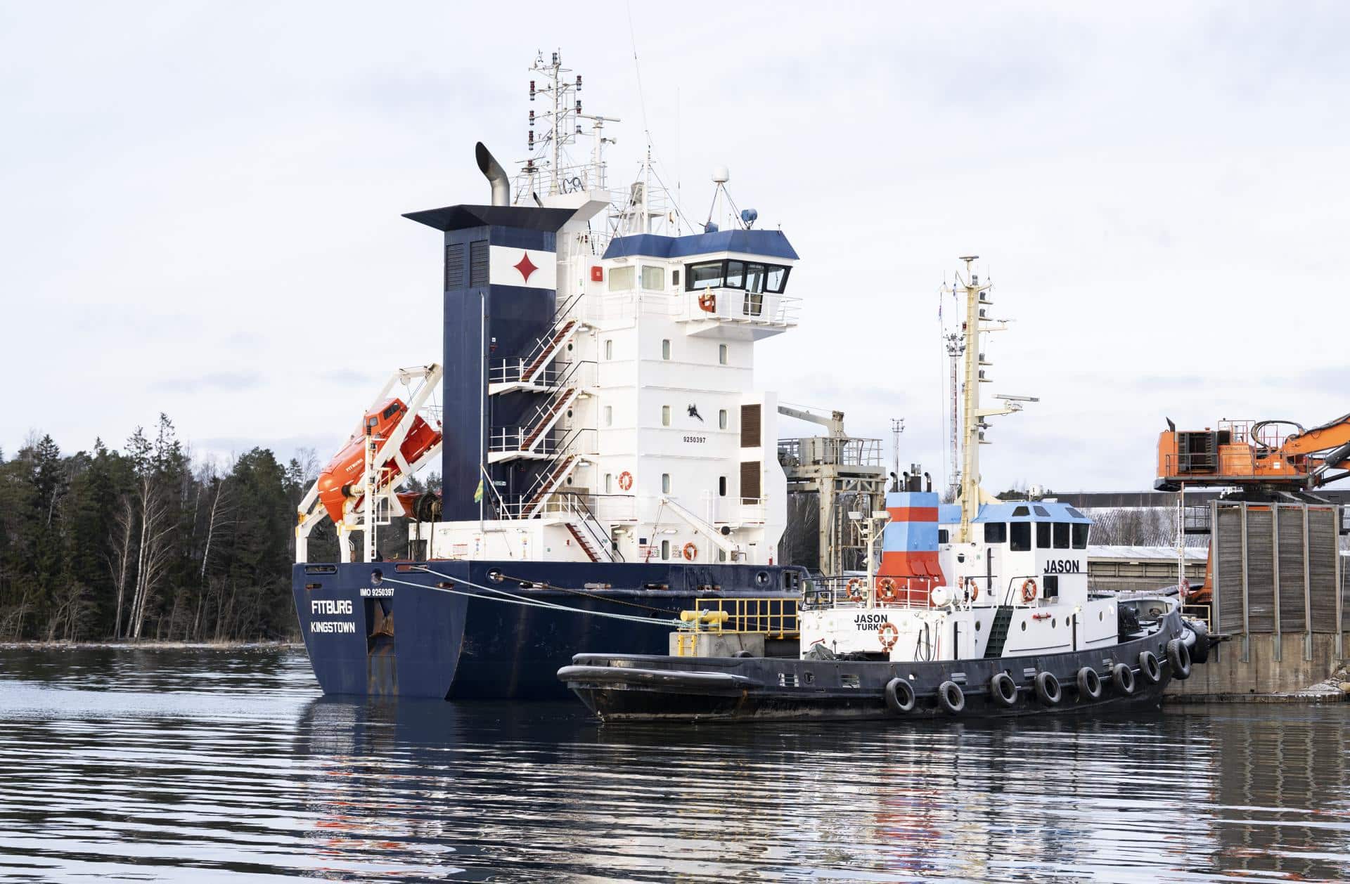 Kirkkonummi (Finlandia), 01/01/2026.- La Policía finlandesa ha detenido a dos miembros de la tripulación del barco Fitburg, de bandera de San Vicente y Granadinas, sospechoso de dañar un cable de comunicaciones entre Finlandia y Estonia.
Según informó este jueves la radio pública finlandesa 'Yle', que citó fuentes policiales, la "Policía detuvo dos miembros de la tripulación del Fitburg", mientras que a otros dos marinos del barco se les prohibió dejar el país nórdico-
Desde el inicio de la guerra de agresión rusa contra Ucrania en febrero de 2022, el país nórdico ha sufrido varios incidentes en los que resultaron dañadas infraestructuras submarinas críticas en extrañas circunstancias, algo que Helsinki atribuye a ataques híbridos orquestados por Moscú. EFE/EPA/Jussi Eskola