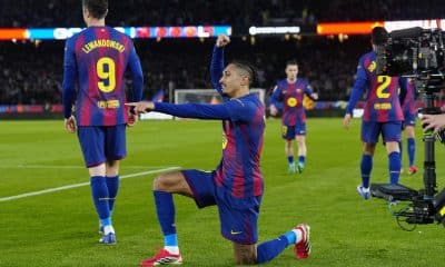 El delantero del FC Barcelona Raphinha celebra su gol ante el Real Oviedo, segundo para el conjunto azulgrana, durante el partido de LaLiga disputado entre el FC Barcelona y el Real Oviedo este domingo en el Camp Nou en Barcelona. EFE/Alejandro García