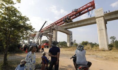 Sikhio (Thailand), 14/01/2026.- Rescuers work on the wreckage of a passenger train after a construction crane collapsed onto it in Sikhio district, Nakhon Ratchasima, Thailand, 14 January 2026. At least 32 people were killed and 64 others injured when a launching crane lifting a concrete slab fell onto the Special Express No. 21 train traveling from Bangkok to Ubon Ratchathani, according to the Ministry of Public Health. Thai Deputy Prime Minister and Minister of Transport Phiphat Ratchakitprakarn confirmed there were 195 passengers and staff on board the train at the time of the accident. (Tailandia) EFE/EPA/NARONG SANGNAK