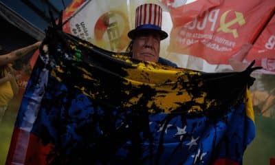 Una persona muestra el 5 de enero de 2026 una máscara de Donald Trump durante una manifestación en Sao Paulo, Brasil, contra la operación estaodunidense que terminó con la captura de Nicolás Maduro. EFE/Isaac Fontana