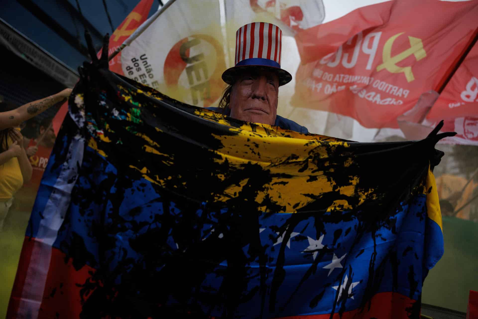 Una persona muestra el 5 de enero de 2026 una máscara de Donald Trump durante una manifestación en Sao Paulo, Brasil, contra la operación estaodunidense que terminó con la captura de Nicolás Maduro. EFE/Isaac Fontana