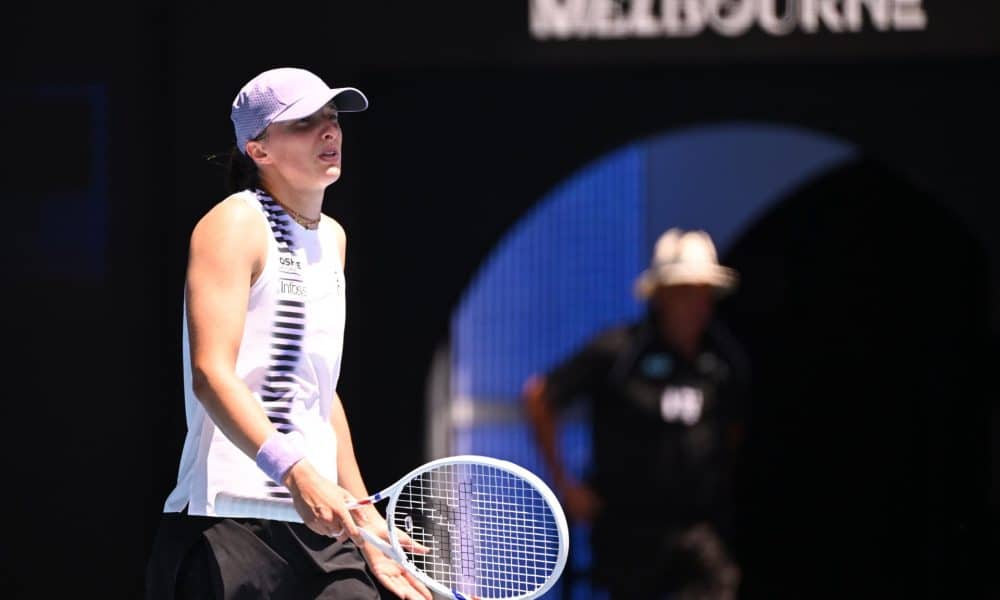 Iga Swiatek de Polonia reacciona durante las semifinales femeninas contra Elena Rybakina de Kazajstán en el día 11 del torneo de tenis Abierto de Australia 2026 en el Parque Melbourne en Melbourne (Australia). EFE/JAMES ROSS AUSTRALIA AND NEW ZEALAND OUT