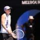 Iga Swiatek de Polonia reacciona durante las semifinales femeninas contra Elena Rybakina de Kazajstán en el día 11 del torneo de tenis Abierto de Australia 2026 en el Parque Melbourne en Melbourne (Australia). EFE/JAMES ROSS AUSTRALIA AND NEW ZEALAND OUT