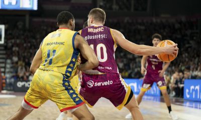 El jugador del Hiopos Lleida Muric (dcha) controla el balón ante el jugador del Morabanc Andorra, Okoye, durante un partido de la Liga ACB disputado en el pabellón Espai Fruita, Barris Nord de Lleida. EFE/Alex López