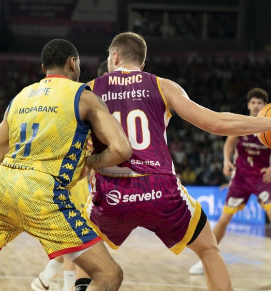 El jugador del Hiopos Lleida Muric (dcha) controla el balón ante el jugador del Morabanc Andorra, Okoye, durante un partido de la Liga ACB disputado en el pabellón Espai Fruita, Barris Nord de Lleida. EFE/Alex López