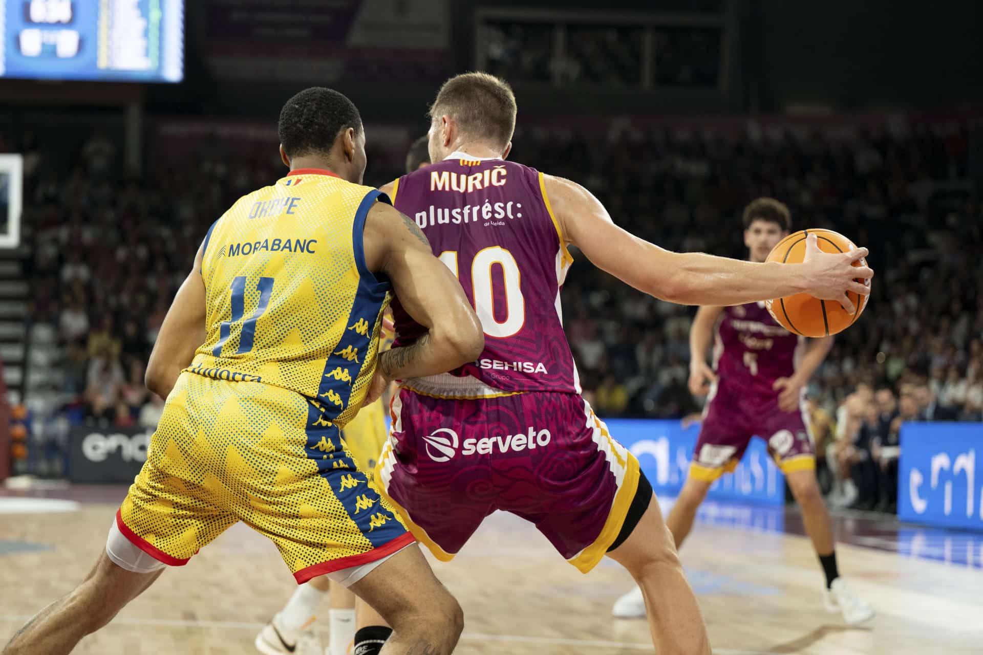 El jugador del Hiopos Lleida Muric (dcha) controla el balón ante el jugador del Morabanc Andorra, Okoye, durante un partido de la Liga ACB disputado en el pabellón Espai Fruita, Barris Nord de Lleida. EFE/Alex López