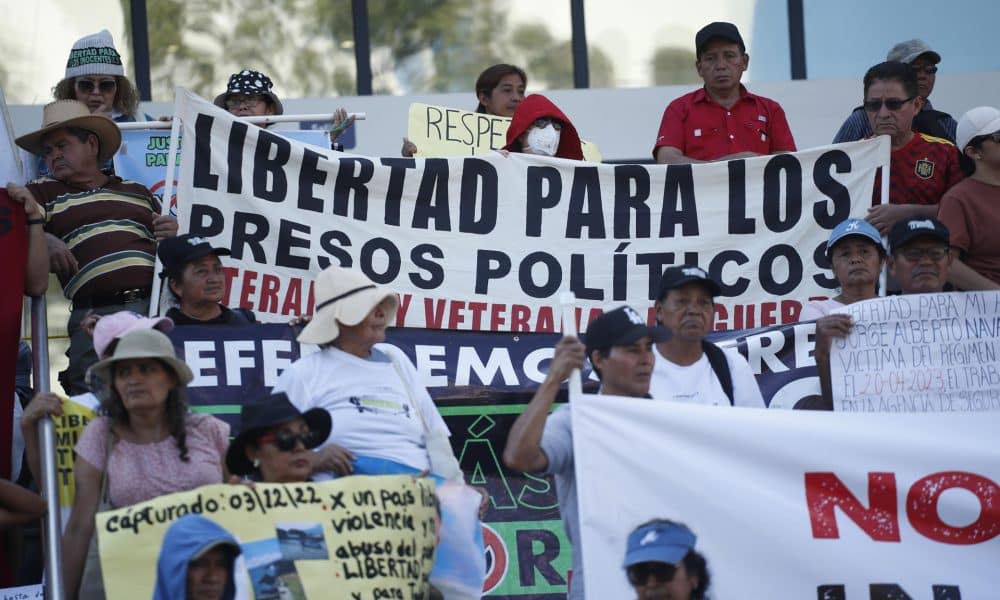 Personas participan en una manifestación contra los "retrocesos democráticos" que atribuyen al Gobierno de Nayib Bukele, este domingo en San Salvador (El Salvador). EFE/ Rodrigo Sura