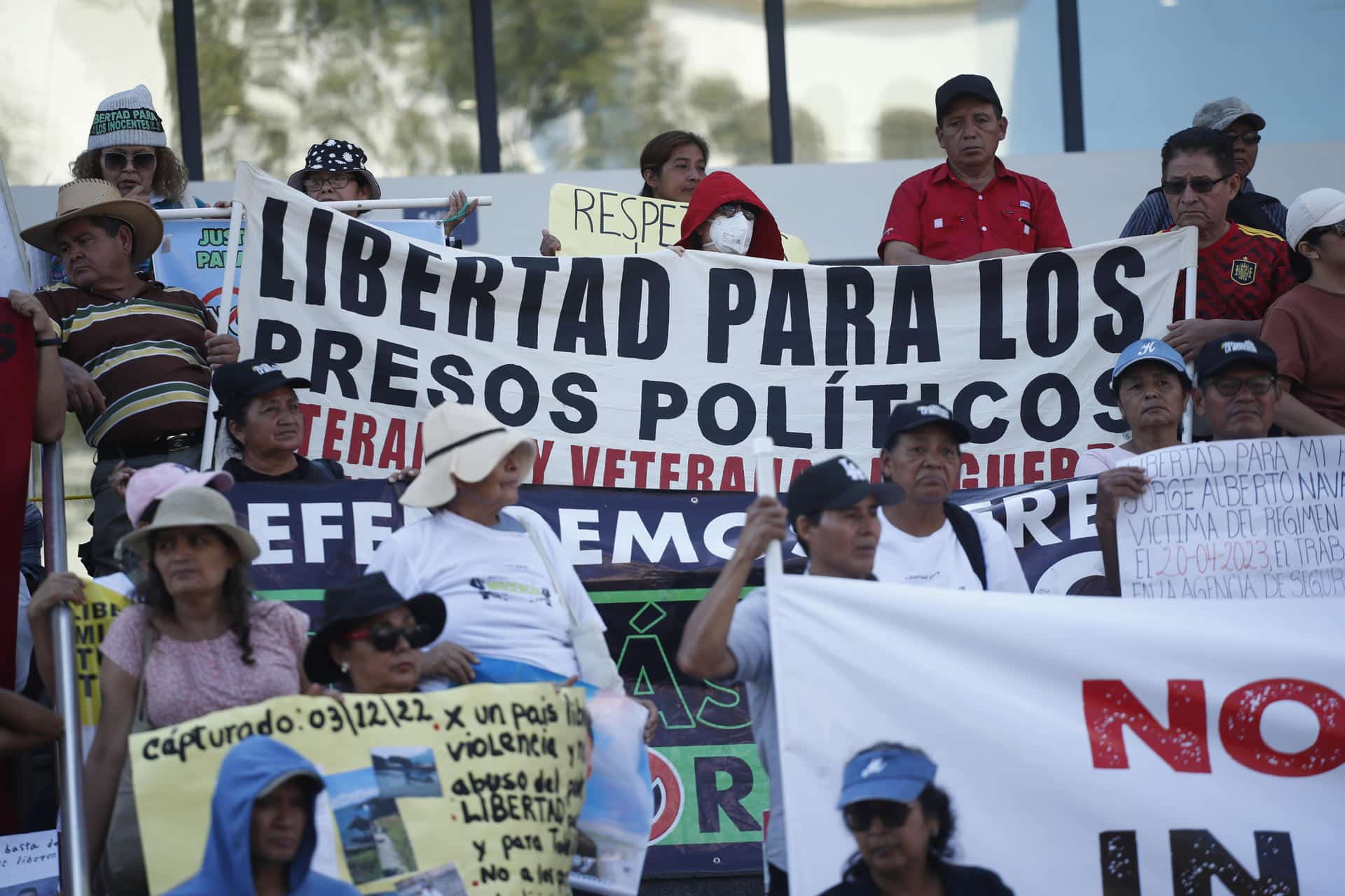 Personas participan en una manifestación contra los "retrocesos democráticos" que atribuyen al Gobierno de Nayib Bukele, este domingo en San Salvador (El Salvador). EFE/ Rodrigo Sura