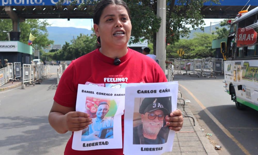 La ciudadana venezolana Nubia Misse habla durante entrevista con EFE este domingo, en el Puente Internacional Simón Bolívar, en Cúcuta (Colombia). EFE/ Mario Caicedo