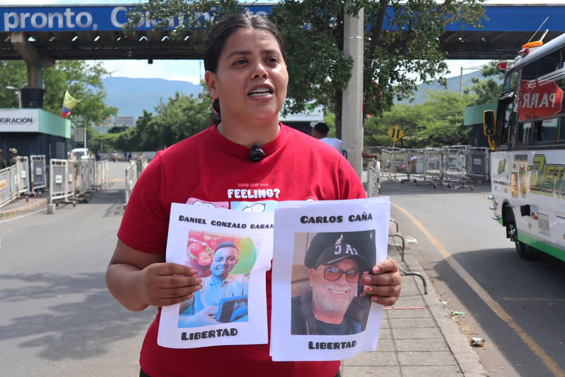 La ciudadana venezolana Nubia Misse habla durante entrevista con EFE este domingo, en el Puente Internacional Simón Bolívar, en Cúcuta (Colombia). EFE/ Mario Caicedo
