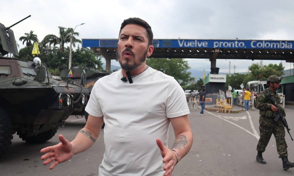 Fotografía de archivo del 2 de febrero de 2026 que muestra al ministro de Igualdad y Equidad de Colombia, Juan Carlos Florián, hablando con periodistas en Cúcuta (Colombia). EFE/ Mario Caicedo
