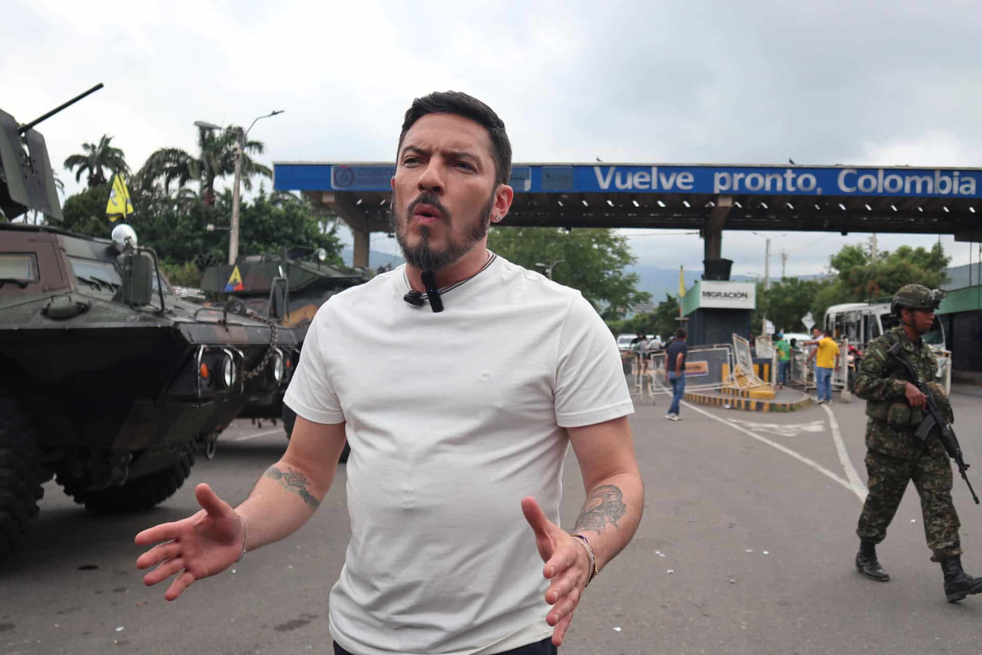 Fotografía de archivo del 2 de febrero de 2026 que muestra al ministro de Igualdad y Equidad de Colombia, Juan Carlos Florián, hablando con periodistas en Cúcuta (Colombia). EFE/ Mario Caicedo