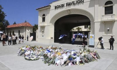 La playa de Bondi, uno de los grandes iconos turísticos de Australia, amaneció este lunes casi vacía y en silencio, con flores, velas y mensajes de duelo tras el atentado contra un acto festivo de la comunidad judía que dejó al menos 16 muertos, incluido un presunto atacante, el tiroteo más grave del país en las últimas tres décadas. 
EFE/Edurne Morillo
