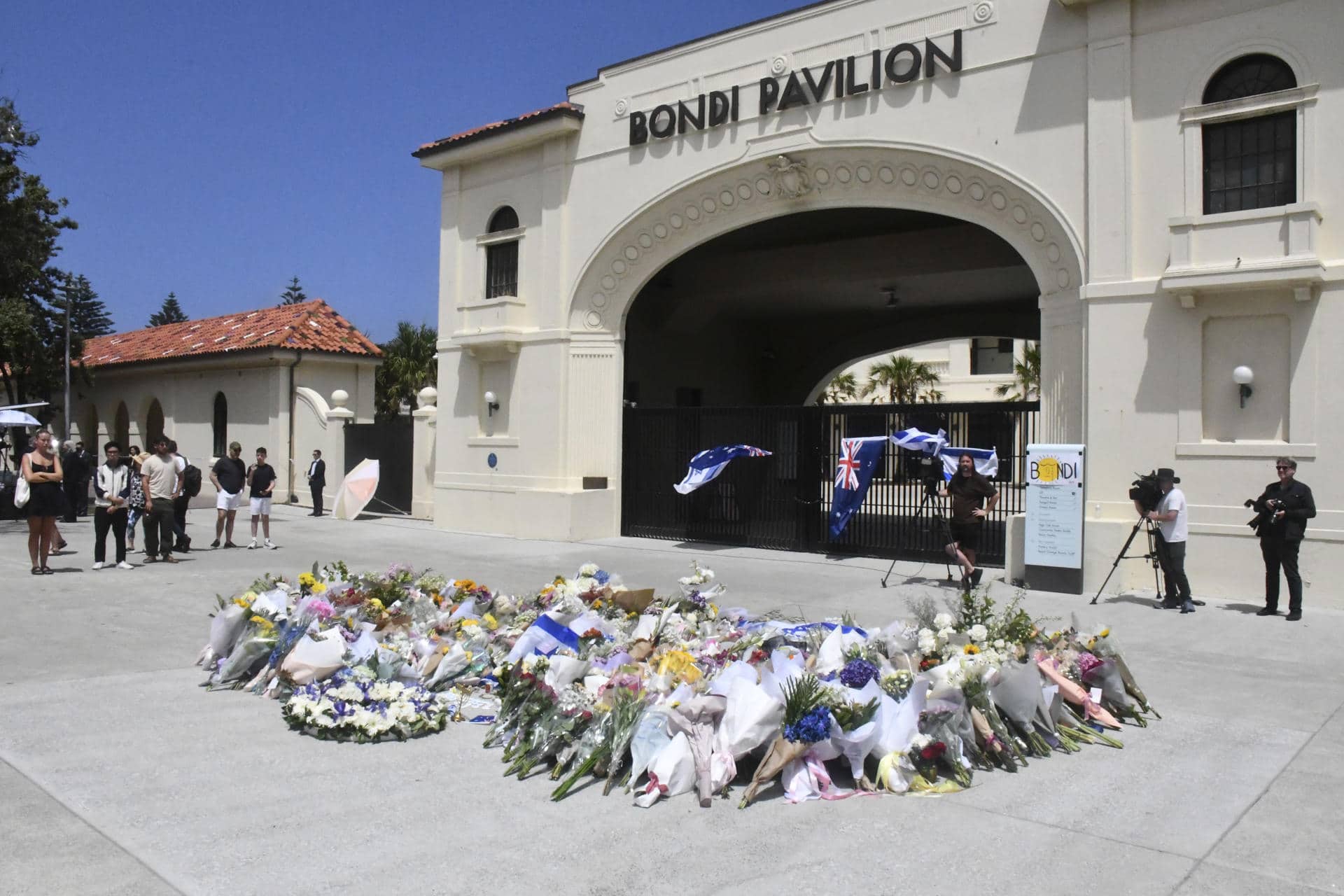 La playa de Bondi, uno de los grandes iconos turísticos de Australia, amaneció este lunes casi vacía y en silencio, con flores, velas y mensajes de duelo tras el atentado contra un acto festivo de la comunidad judía que dejó al menos 16 muertos, incluido un presunto atacante, el tiroteo más grave del país en las últimas tres décadas. 
EFE/Edurne Morillo