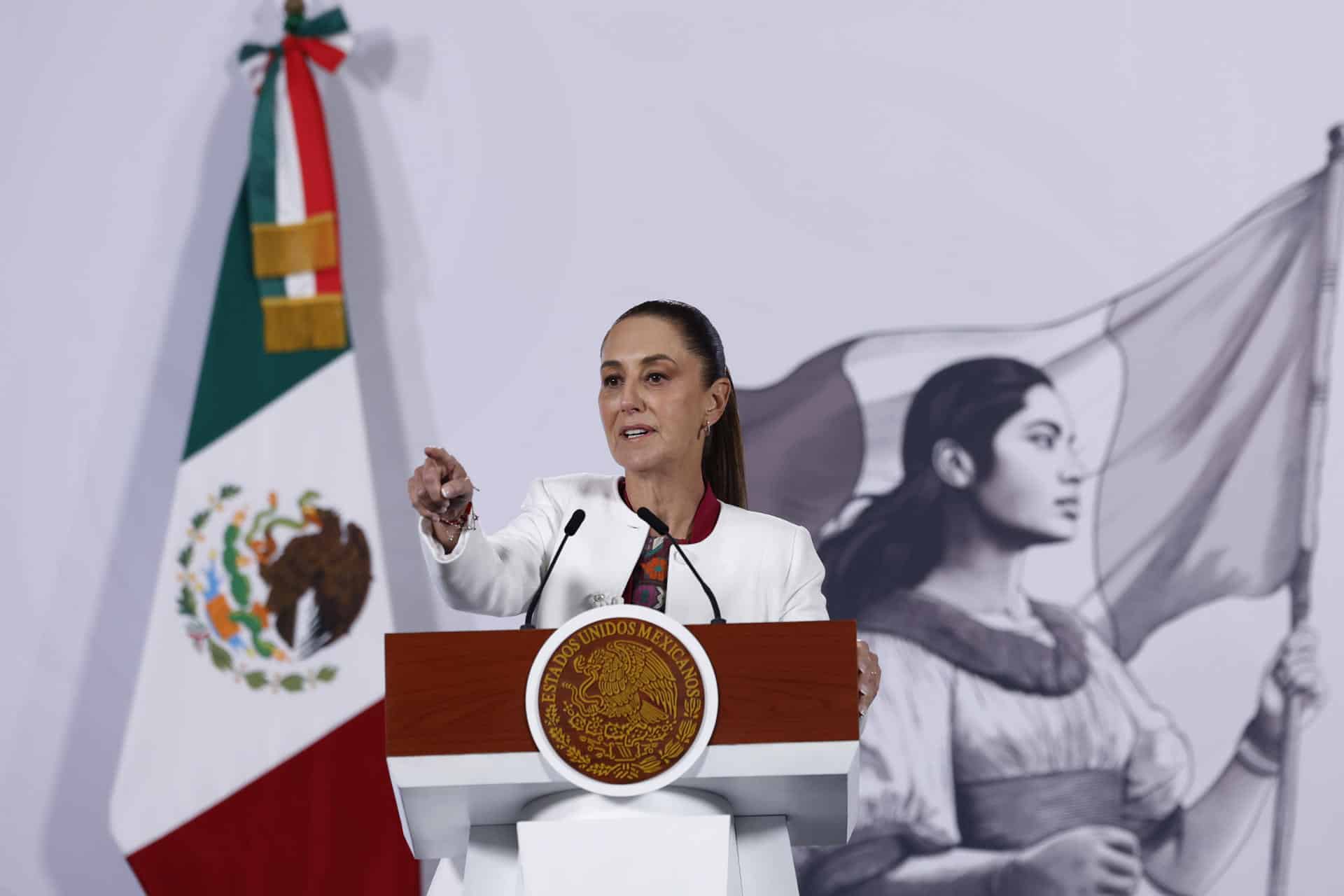 La presidenta de México, Claudia Sheinbaum, habla durante una rueda de prensa este lunes, en Palacio Nacional de la Ciudad de México (México). EFE/Sáshenka Gutiérrez