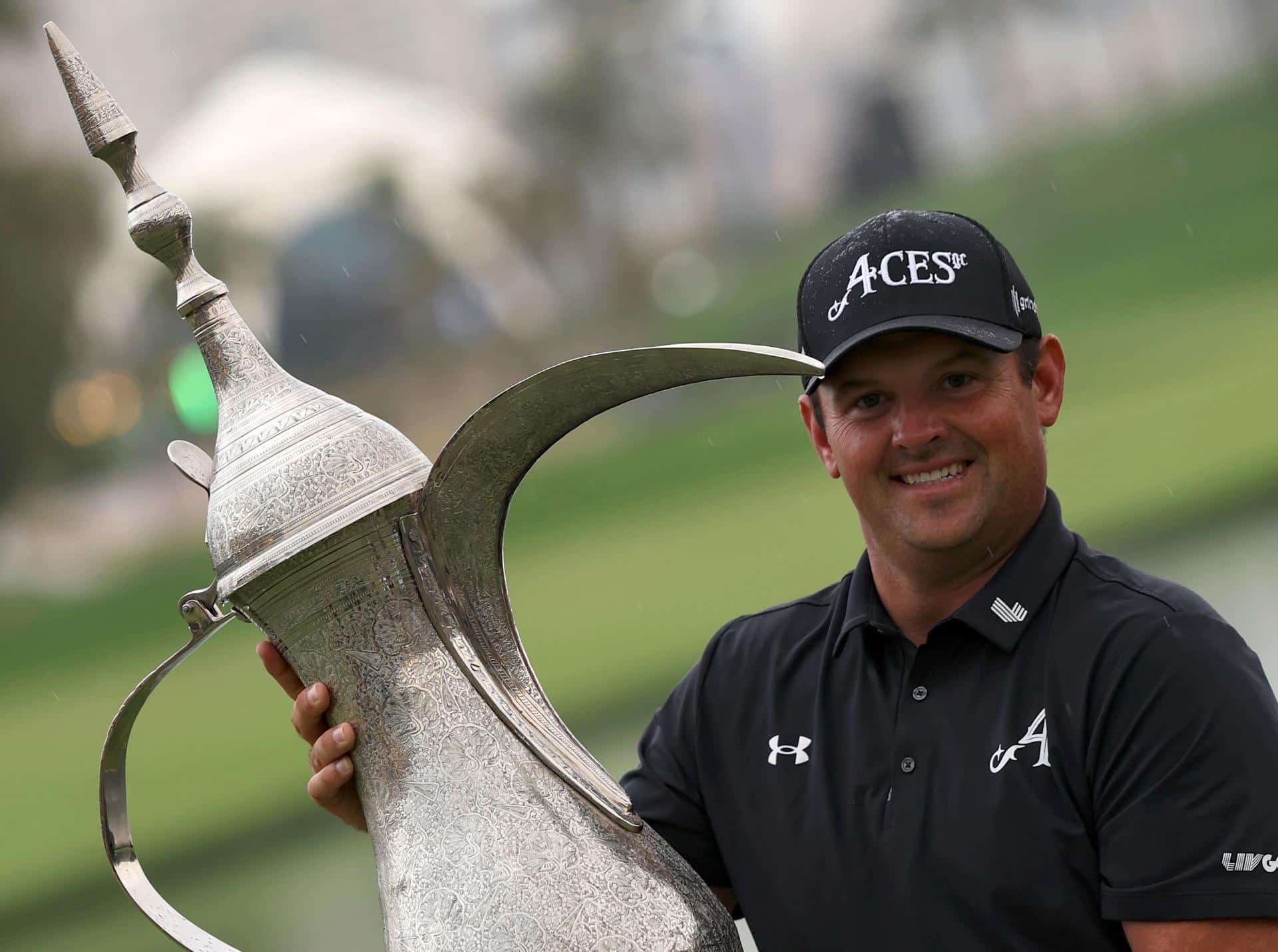 El golfista estadounidense Patrick Reed posa con el trofeo después de ganar el torneo de golf Hero Dubai Desert Classic 2026 en Dubái, Emiratos Árabes Unidos. EFE/EPA/ALI HAIDER
