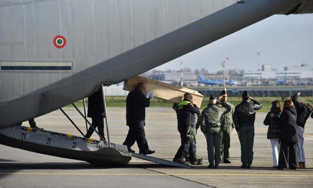 Roma, 5 ene (EFE).- Los cuerpos sin vida de cinco de los jóvenes italianos fallecidos la pasada Nochevieja en el incendio de un bar en la localidad alpina de Crans Montana han sido repatriados este lunes desde Suiza a su país para ser entregados a sus familiares, que exigen justicia por esta tragedia a las autoridades helvéticas. EFE/EPA/MATTEO CORNER