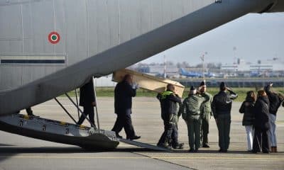 Roma, 5 ene (EFE).- Los cuerpos sin vida de cinco de los jóvenes italianos fallecidos la pasada Nochevieja en el incendio de un bar en la localidad alpina de Crans Montana han sido repatriados este lunes desde Suiza a su país para ser entregados a sus familiares, que exigen justicia por esta tragedia a las autoridades helvéticas. EFE/EPA/MATTEO CORNER