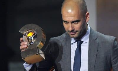 El 9 de enero de 2012, el entonces entrenador del FC Barcelona, Josep Guardiola, recibe el galardón de mejor entrenador del 2011 durante la gala del Balón de Oro de la FIFA, en Zúrich, Suiza. EFE/Steffen Schmidt/Archivo.