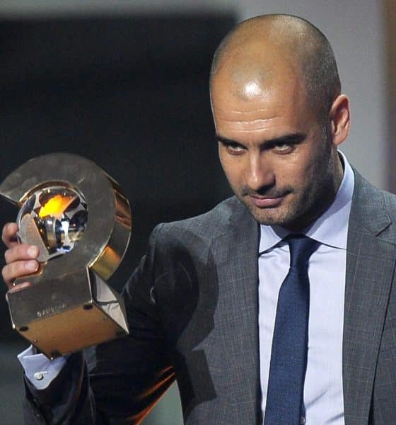 El 9 de enero de 2012, el entonces entrenador del FC Barcelona, Josep Guardiola, recibe el galardón de mejor entrenador del 2011 durante la gala del Balón de Oro de la FIFA, en Zúrich, Suiza. EFE/Steffen Schmidt/Archivo.
