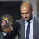 El 9 de enero de 2012, el entonces entrenador del FC Barcelona, Josep Guardiola, recibe el galardón de mejor entrenador del 2011 durante la gala del Balón de Oro de la FIFA, en Zúrich, Suiza. EFE/Steffen Schmidt/Archivo.