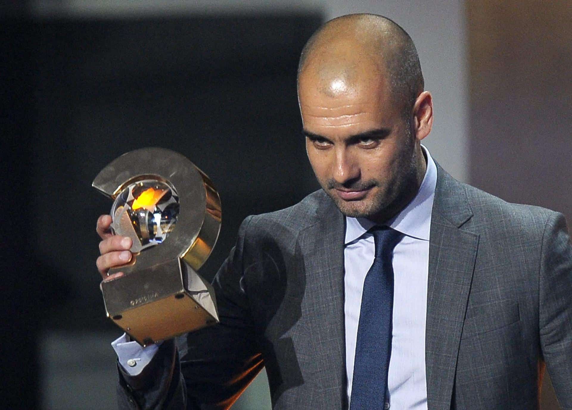 El 9 de enero de 2012, el entonces entrenador del FC Barcelona, Josep Guardiola, recibe el galardón de mejor entrenador del 2011 durante la gala del Balón de Oro de la FIFA, en Zúrich, Suiza. EFE/Steffen Schmidt/Archivo.